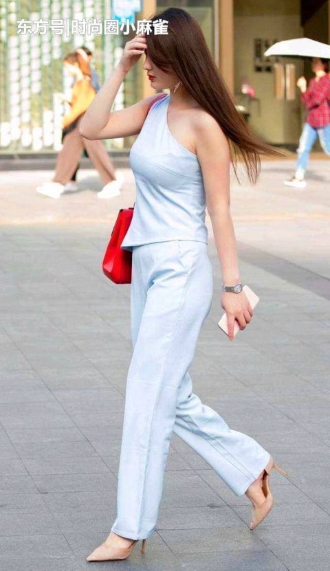 十足|街拍时尚靓丽的小姐姐,穿搭吊带连衣裙,回头率十足