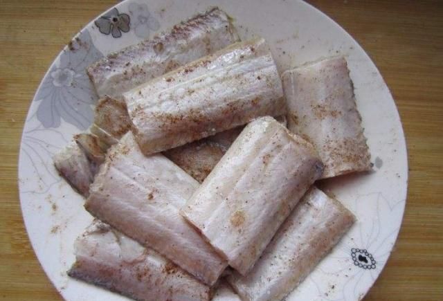 炸带鱼时，牢记这3点，炸好的带鱼又香又脆，没有一点腥味