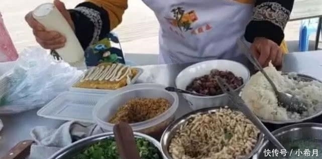 路人|40岁大姐路边摆摊卖“新式炒饭”10元1份,路人都排着队买!