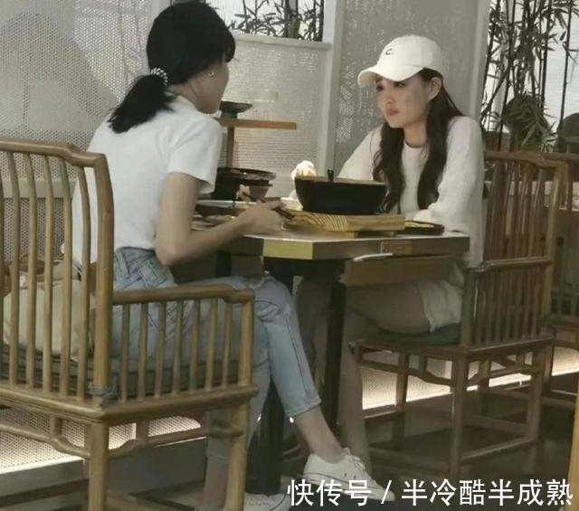 下装|徐璐外出吃饭被偶遇,“下衣失踪”穿搭时髦,生图下漫画腿仍抢镜!