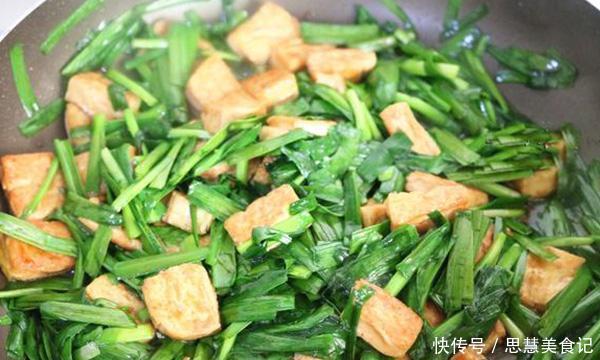 下饭|推荐一道家常韭菜的做法,不用鸡蛋用它炒,鲜嫩下饭,连吃了3天