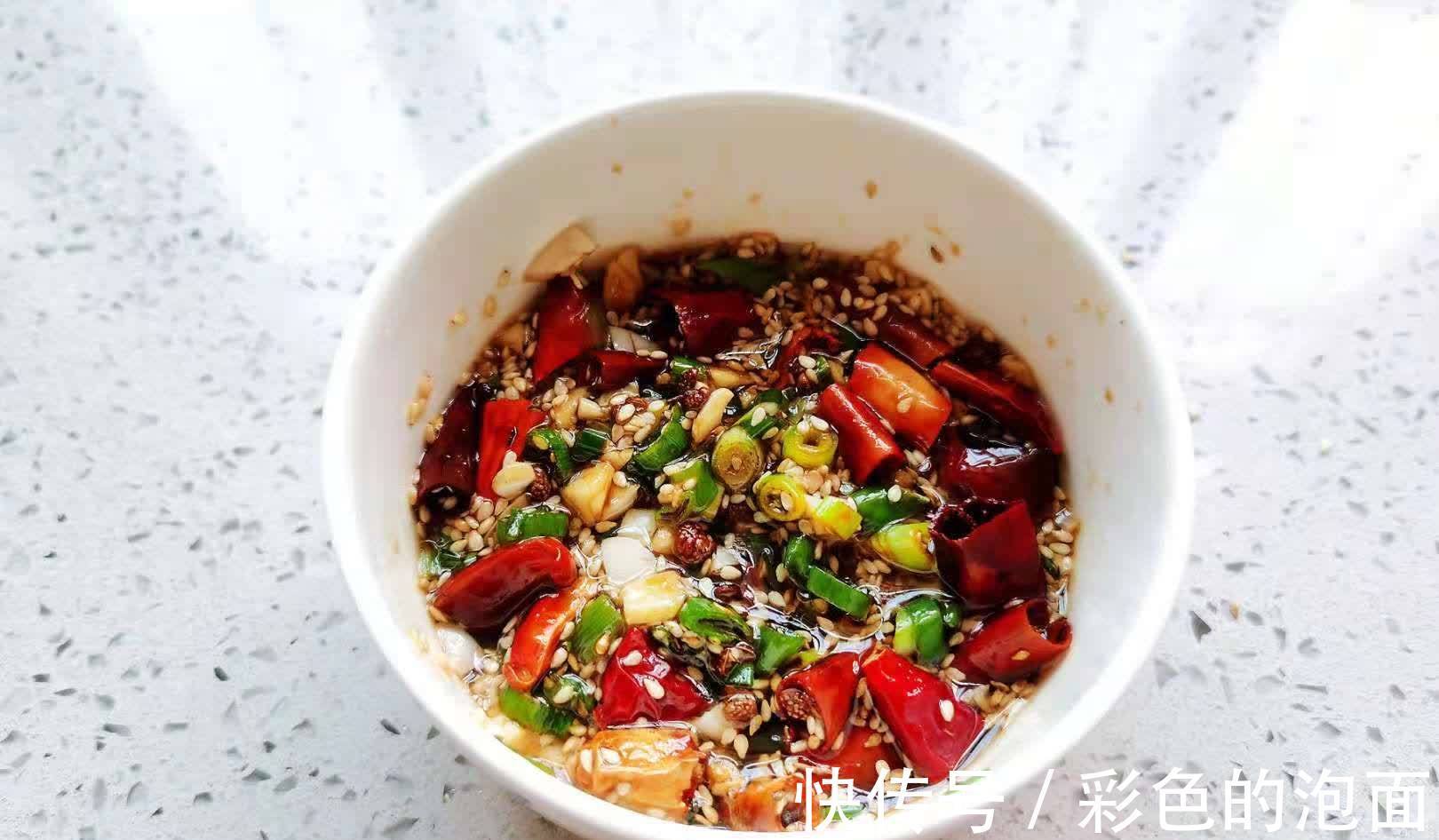 美味|蒸一下撕成条再浇上汁的美味茄子`