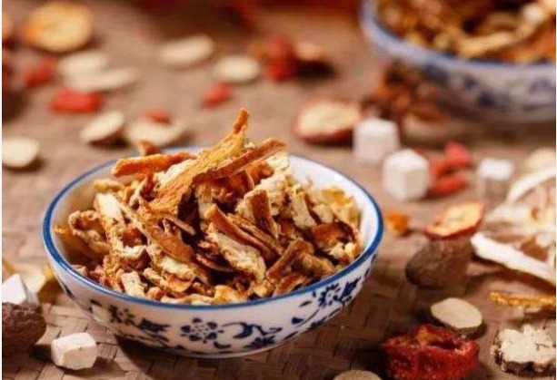 好处|吃过的橘子皮别再扔了,泡脚盆里放一点,2大好处随处见