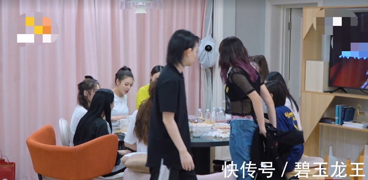 李斯丹妮绕了一圈坐到张雨绮旁边,孟佳看不下去,一句话真相了