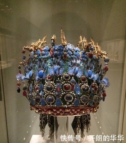 都说凤冠美,到底是古代的凤冠实物美,还是古装剧里的更美