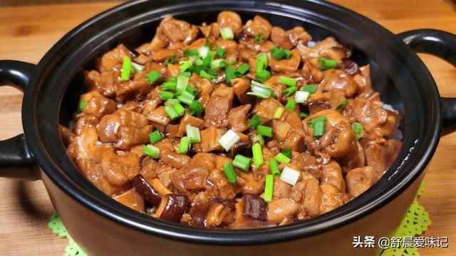  砂锅鸡肉焖|冬天，鸡肉就喜欢这样吃，用砂锅做焖饭，米香肉嫩，天天吃不腻