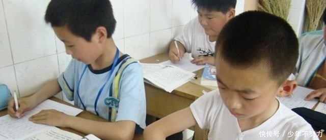 练字|小学生的“蚂蚁字体”走红,家长看了很上火,大家直呼心疼老师
