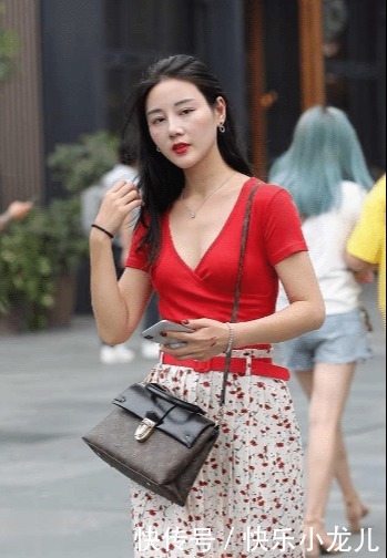 碎花|飘逸的小碎花裙,配合飘逸的小姐姐的甜美笑容,真让人心动