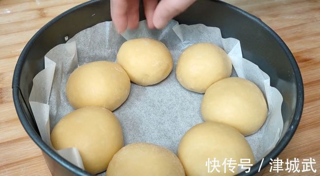 想吃面包不用买，方法简单不用烤箱，在家就能做，出锅暄软又拉丝