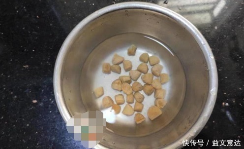 天冷,这菜要多吃,跟豆腐是绝配,焖一锅实在太鲜了,营养又暖身