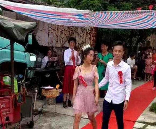 新郎|“最穷婚礼”走红全网,婚礼现场新郎哭着表白:一定不会辜负她