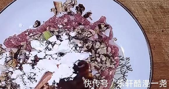 两端|入秋进补，肉别总炒着吃了，搭配这食材，上锅蒸熟浇上料，真鲜香