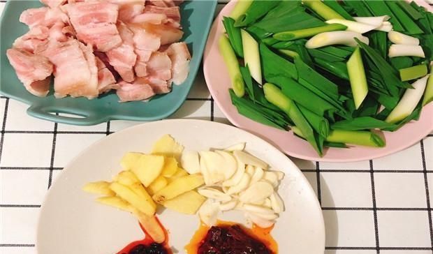 猪皮|大厨教你做正宗回锅肉，第1步就要掌握好，出锅香、辣、不油腻