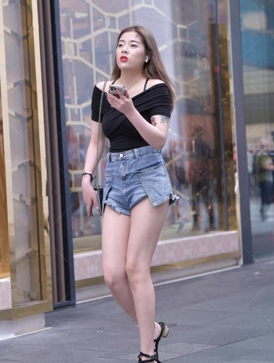 邻家姐姐造型“不一般”，两条抹布从腰缠到肩膀，腿长就是任性！