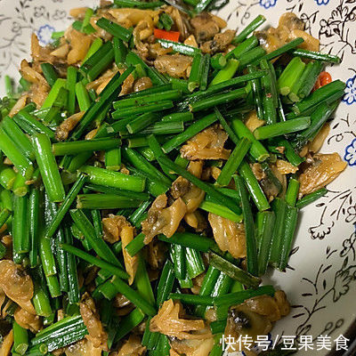 朋友一来就做花甲肉炒韭菜花 吃得皆大欢喜好回家 粉紫色