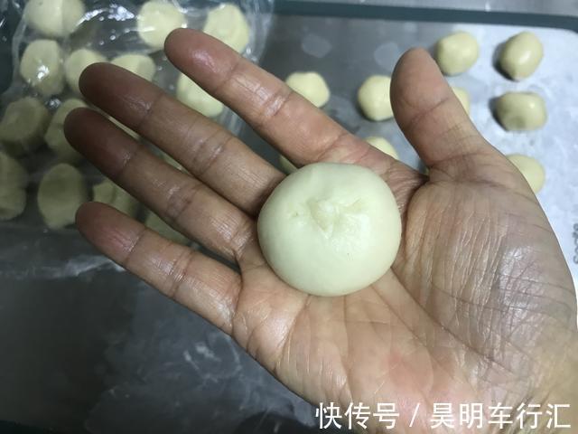 做酥点不用猪油也能酥掉渣，咬一口满嘴香，放三天不变样，吃不够