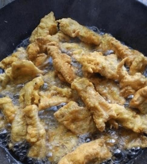 在家做炸酥肉，大厨教你这一招，酥肉金黄酥脆，放再久不回潮