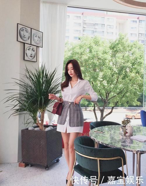 衬衫裙|白色衬衫裙搭配肉色丝袜，展现职场女性成熟性感的魅力