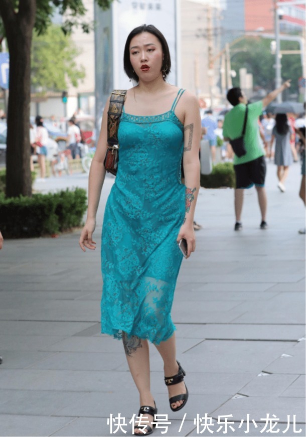 吊带|翡翠绿色的吊带连衣裙,背部镂空,展现出豪放的性格