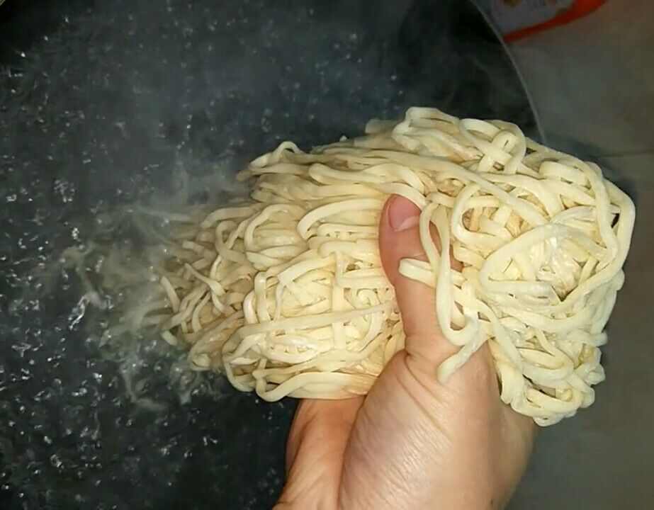 面条|这饭我隔2天就做1次,既简单又美味,3分钟出锅,老公最爱吃了