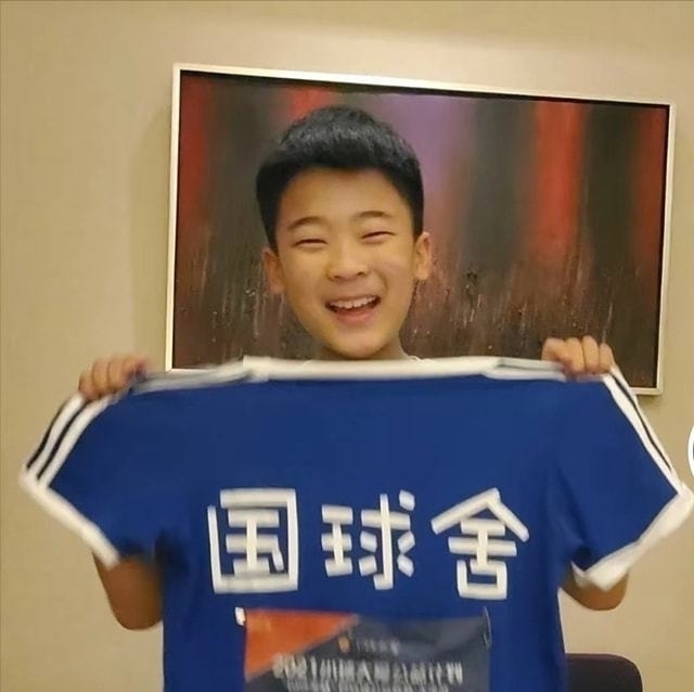 王楠|王楠43岁生日宴现场曝光，抱一双儿女亲热合影，老公献唱却受冷落