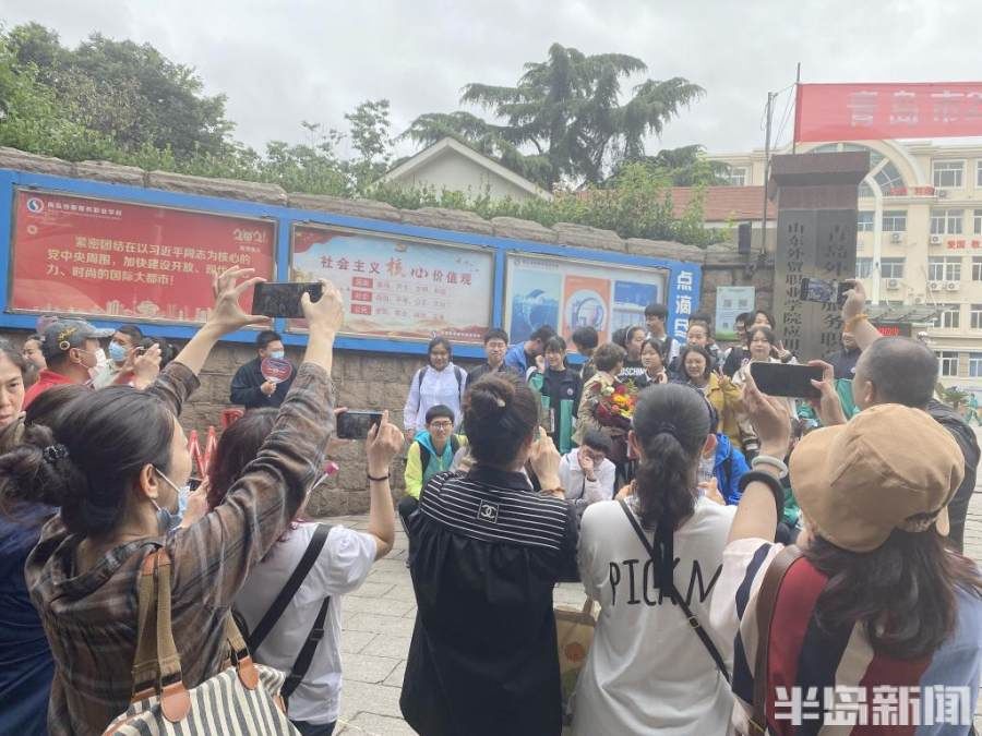 刘恺琦|喜迎明日绽辉煌！青岛各校学生欢庆中考胜利