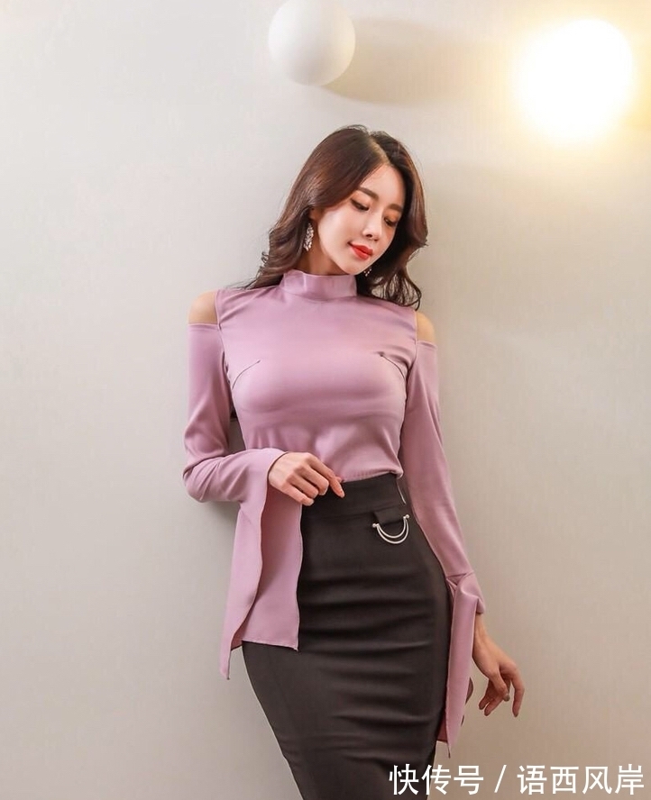 知性|洋气纯色喇叭袖打底衫,搭配半身裙高跟鞋穿着洋溢着青春活力