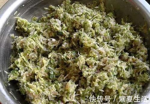 饺子|白萝卜丝用做饺子馅时,是直接焯一下还是用盐渍出水分,哪种方式较好?