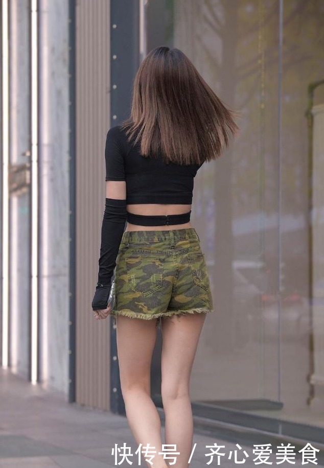 黑高腰T恤搭配上迷彩短裤,搭配白老爹的鞋子,展现出神采气质