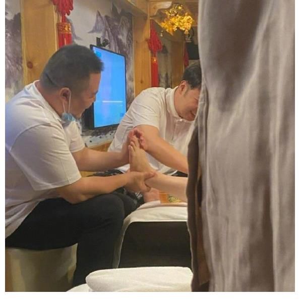 澡堂|岳云鹏杜海涛参加综艺节目，当众给澡堂客人捏脚，小岳岳徒手上阵