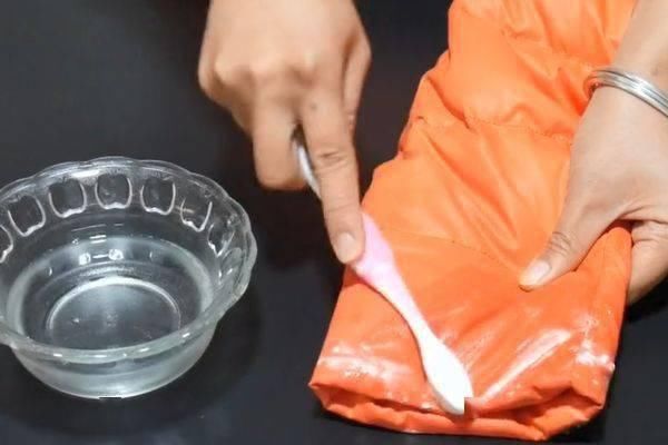 羽绒服袖口脏了?教你一招,几分钟就能恢复干净,超实用!