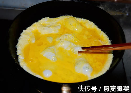 鸡蛋液|鸡蛋和它一起炒,头发乌黑,口臭没了,睡眠也好了,不懂就亏了!