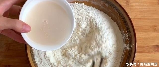  面粉新做法，不蒸馒头不烙饼，饭店都买不到，出锅瞬间就被扫光