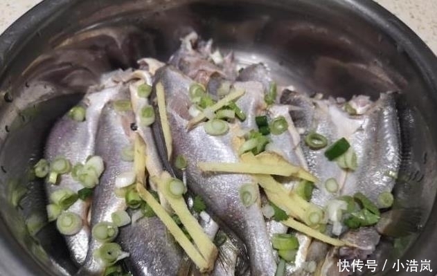 炸鱼时,有人用淀粉,有人用面粉,大厨都不对这才是正确做法