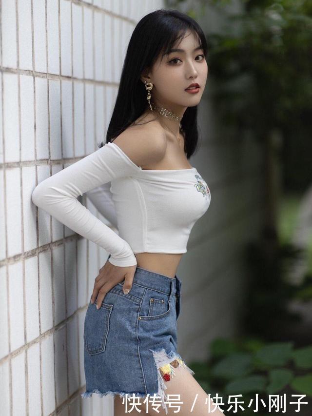 美女甜美造型,穿抹胸长袖秀身材,却被“脖圈”抢镜