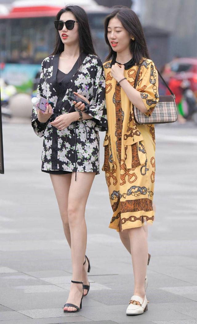 街拍小姐姐面带笑容，苗条的身材，脸上洋溢着青春的气息