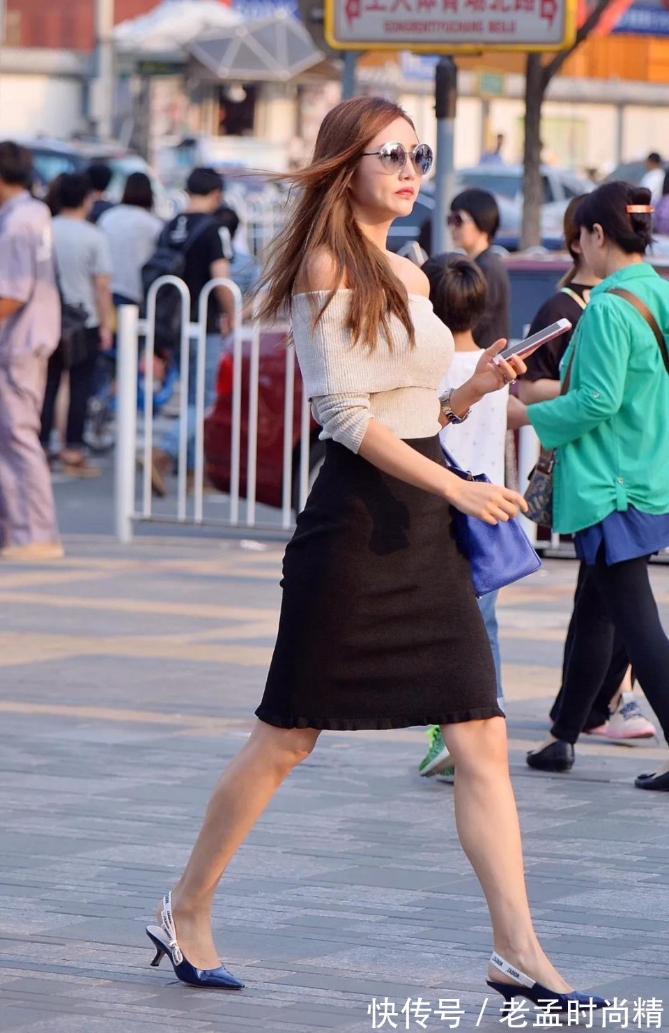 性感|街拍: 风姿不俗, 袅袅婷婷, 很美很性感的黑裙墨镜性感成熟美少妇