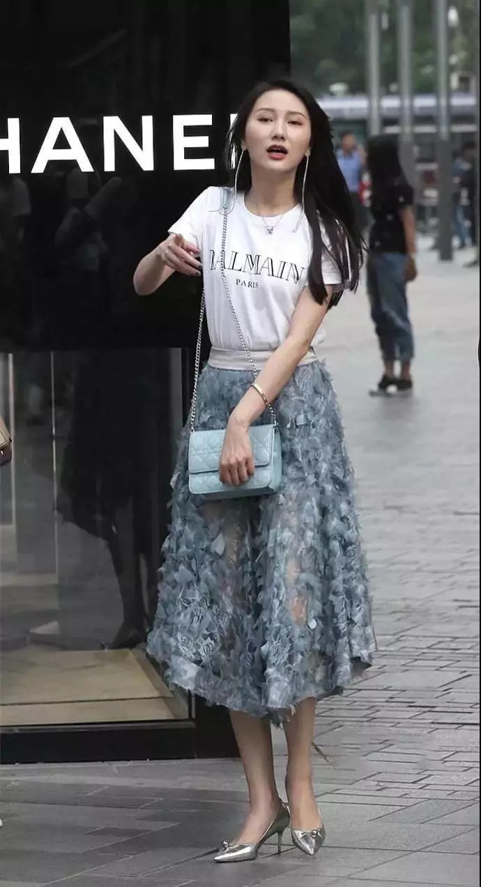 时尚|女生出街搭配高跟鞋,显得时尚又美丽