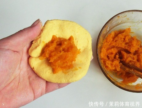 南瓜饼的做|做南瓜饼时,只加糯米粉和糖就错了,如果少了它,不软糯还发硬