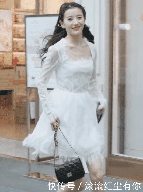 美女跑这么着急,是上班快迟到了吗