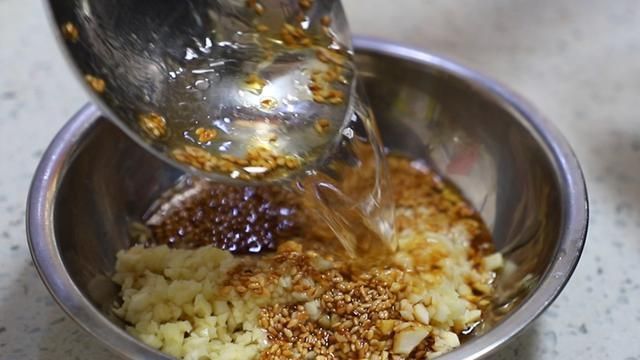 吃了20多年茄子,还是这种做法最好吃,油炸后蒜一拌,味道太好了