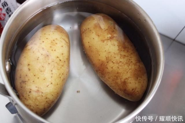 去皮|土豆去皮原来这么简单,大厨教您一招,一拉就开,再也不用削皮了