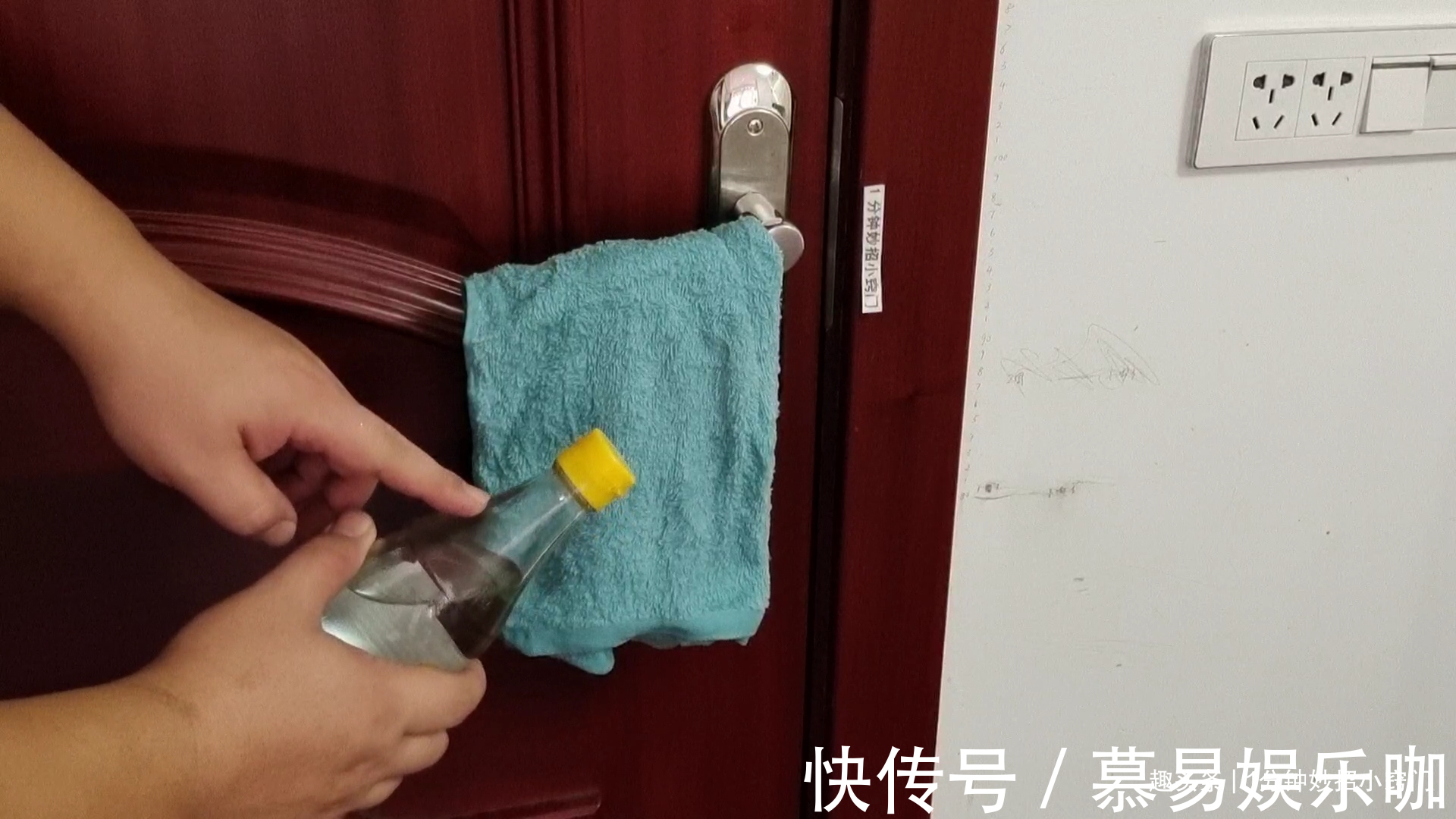 晚上睡觉前,记得在门把手挂一条毛巾,很多人不知道,看完涨知识