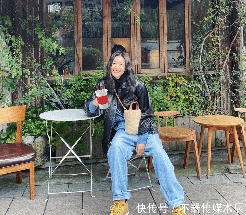 刘雯可真会玩,明明穿西装很高级,却要搭配紧贴头皮的大油头好丑