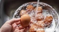 du水煮蛋，用清水煮那是“外行”，水中多加这两样，鸡蛋又鲜又嫩