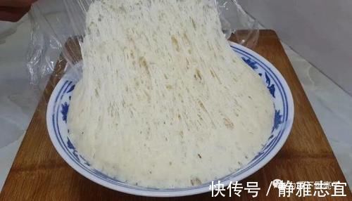 我家面粉就爱这样吃，加2个鸡蛋，焦脆香酥不油腻，吃过就念念不忘