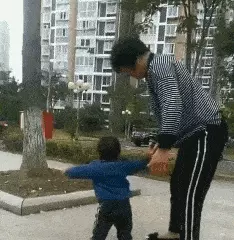 搞笑GIF：这一脚，基本上确认了大姐大的班里地位插图6