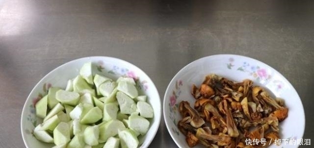 它和豆腐一起炖,比鸡汤还鲜,百吃不腻,皮肤更嫩,很像剥壳的蛋