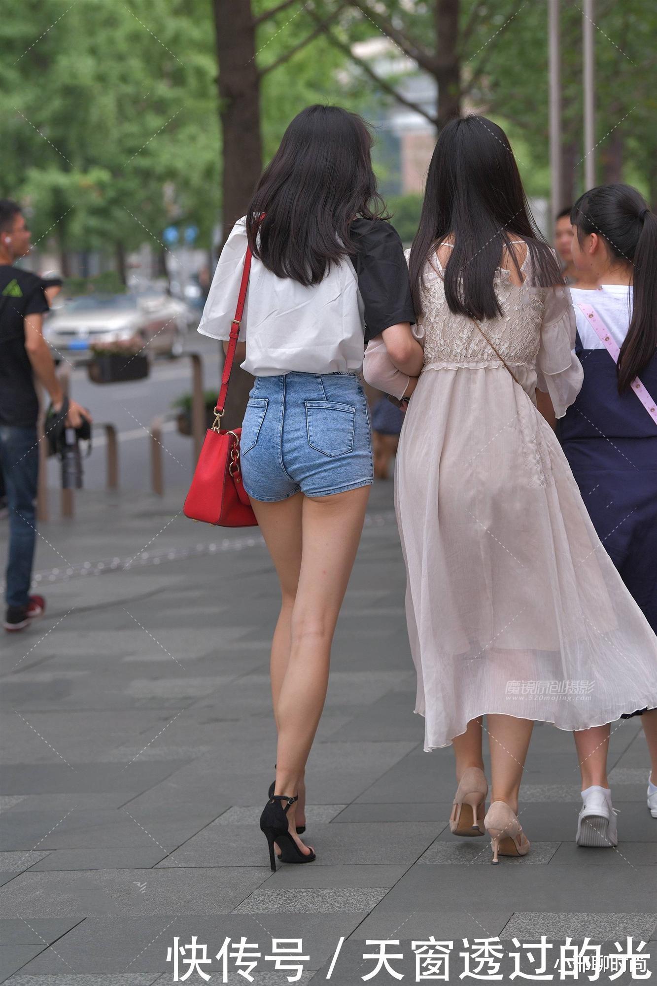  魅力|自带“港风”气场的女孩子，黑白雪纺上衣搭配牛仔短裤，彰显魅力非凡