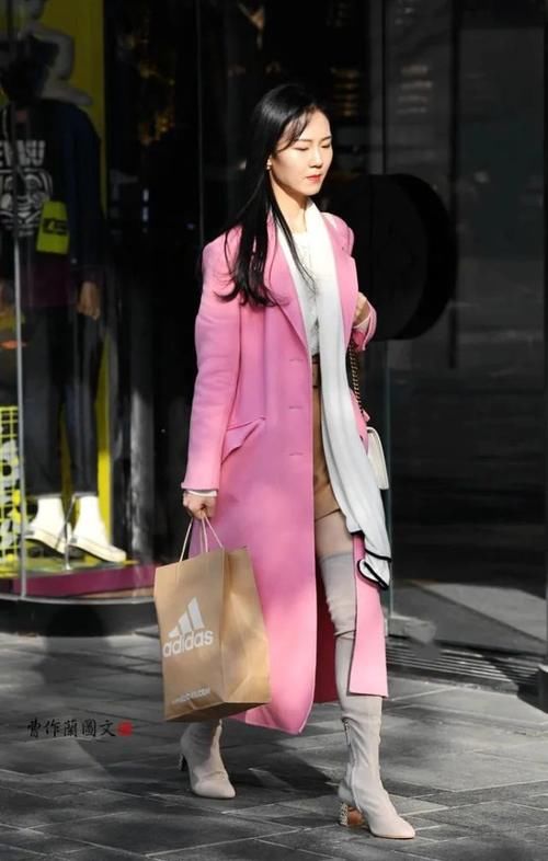  白色|街拍：白色高筒靴美女，穿出冰雪洁净